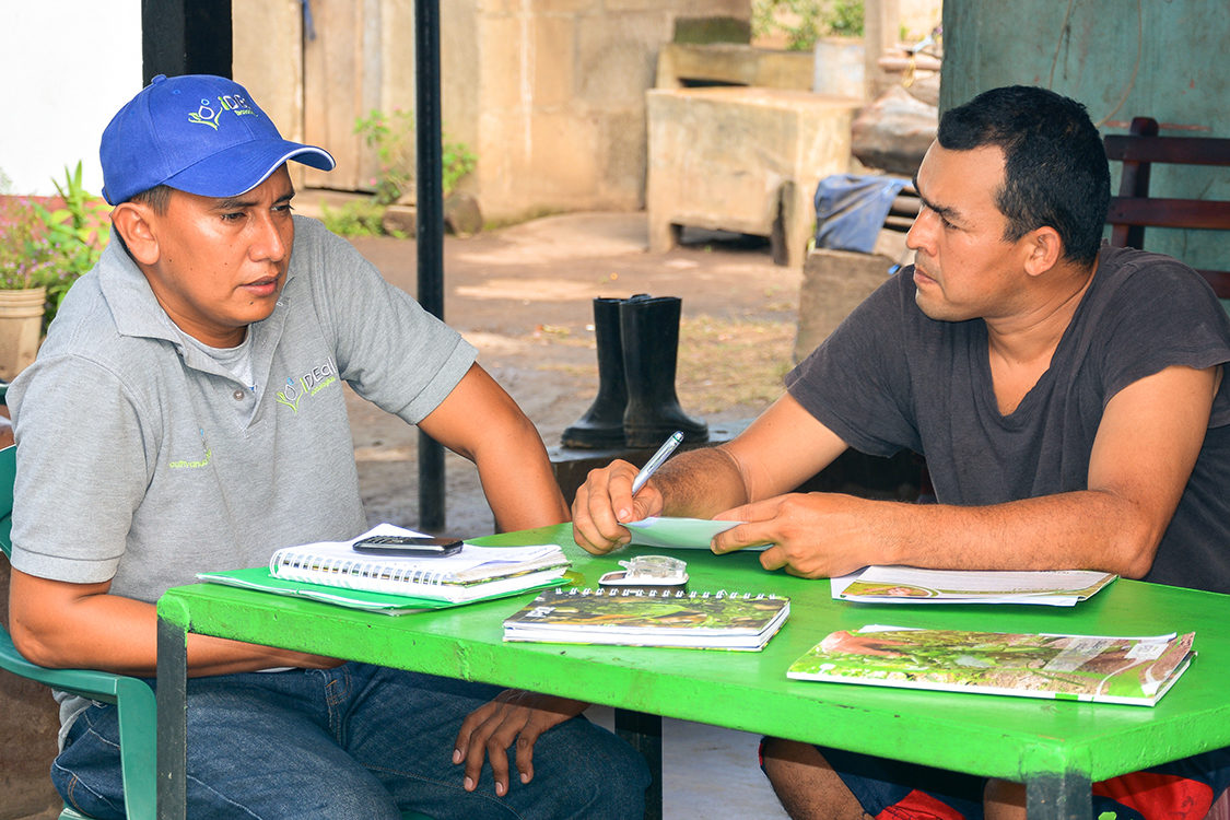 Nicaragua_Ideal_Technician-Speaking-To-Farmer_Photo-By-Stefan-Schaefli_Dsc_1727